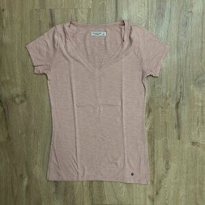 Abercrombie & Fitch v-neck tee in soft pink - S